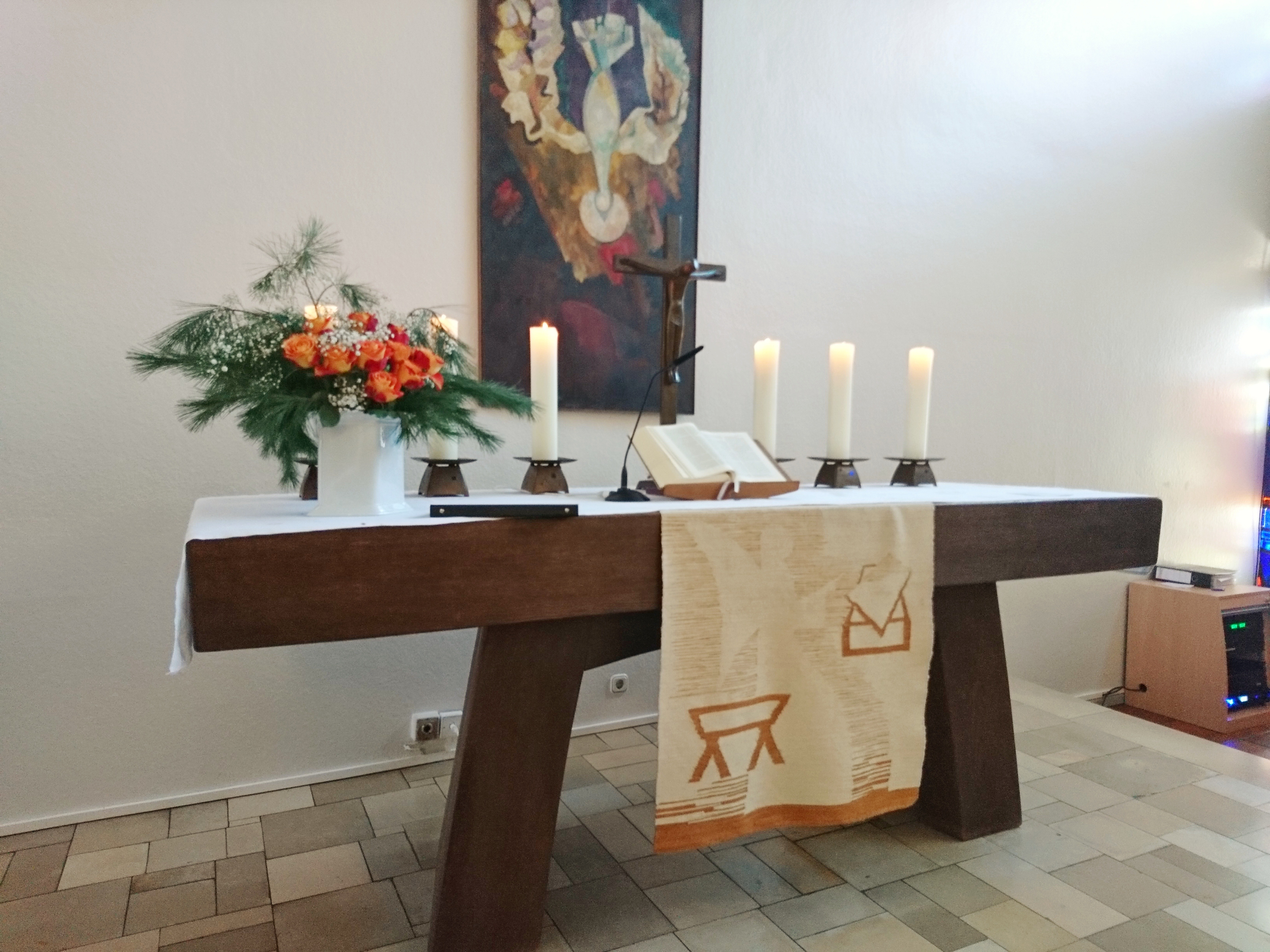 Altar mit Bibel und Kerzen